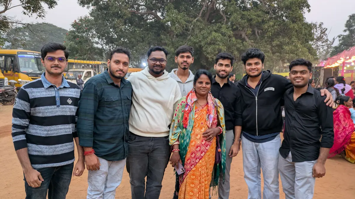 Alumni reconnecting with our former teacher